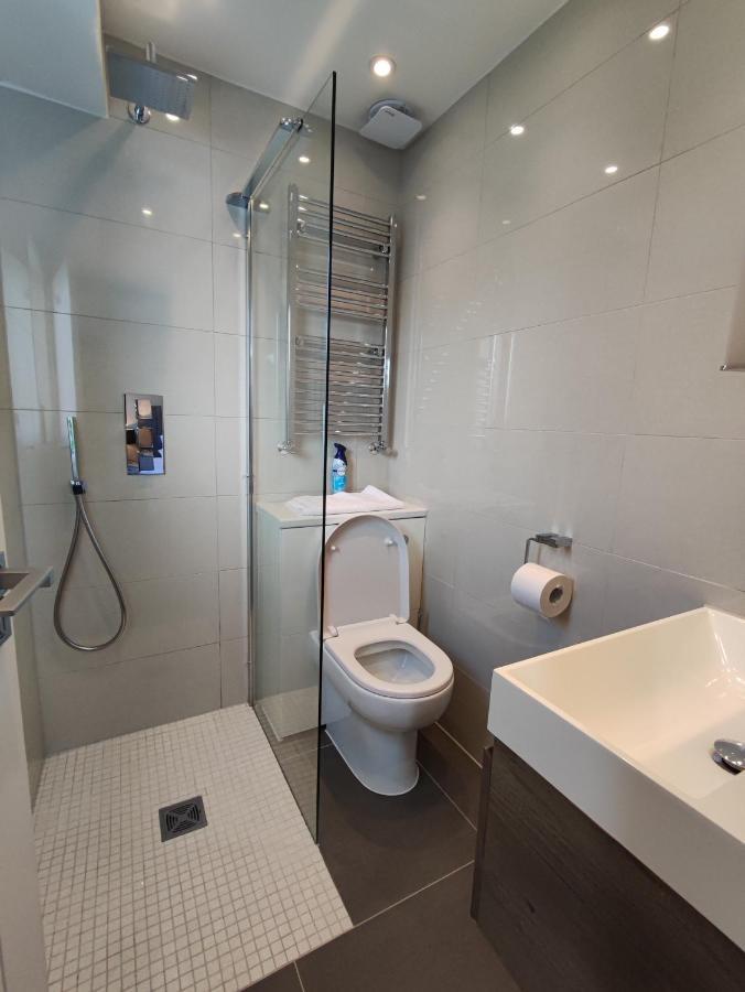 Modern 2 Bedroom Flat With Private Outdoor Terrace * London