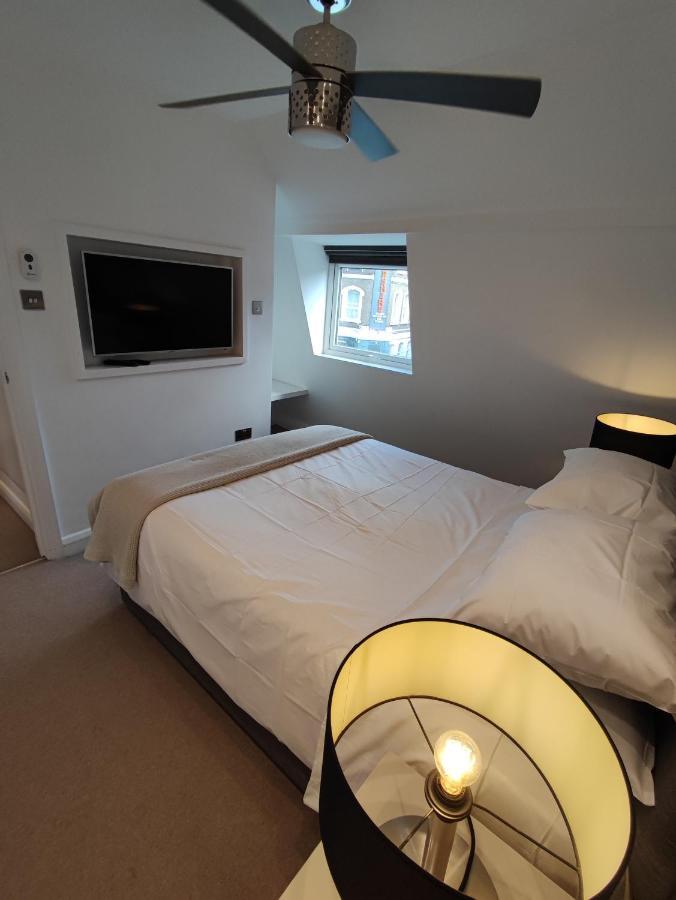Apartment Modern 2 Bedroom Flat With Private Outdoor Terrace *
