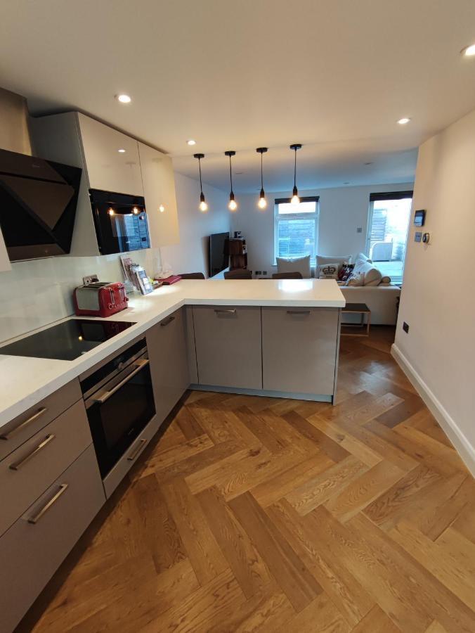Apartment Modern 2 Bedroom Flat With Private Outdoor Terrace