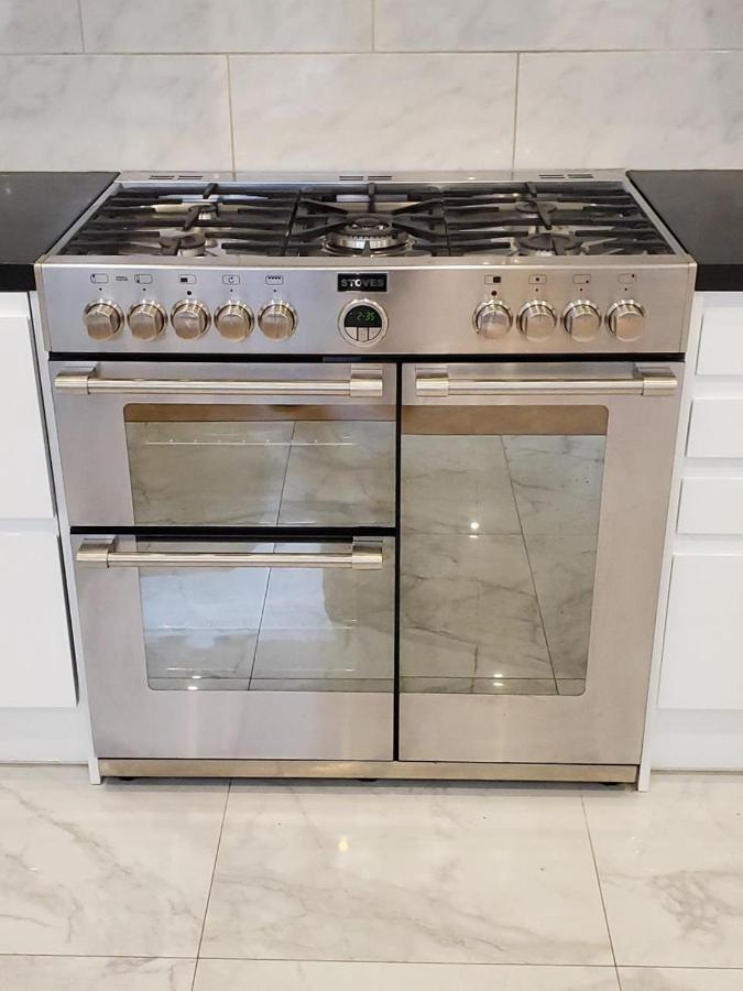 Spacious Refurbished Flat With A Garden Near Tube, Train, Thames And The Center