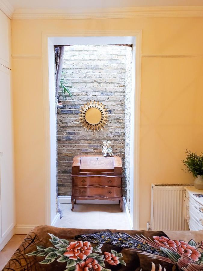 Spacious Refurbished Flat With A Garden Near Tube, Train, Thames And The Center * London