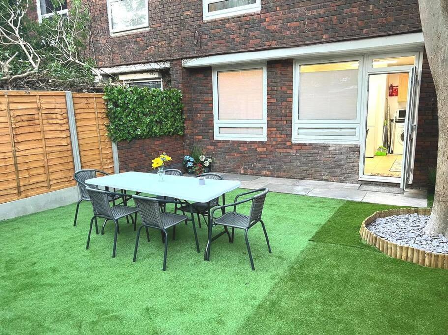 Aisiki At Tottenham Hale, 4 Bedroom & 2 Bathroom Pet-friendly Duplex Flat, King Or Twin Beds With Free Wi-fi & Parking