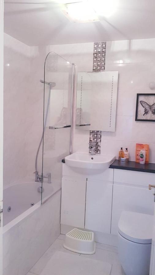 Lovely 2 Bedroom Flat In The Heart Of Water Wimbledon Londres