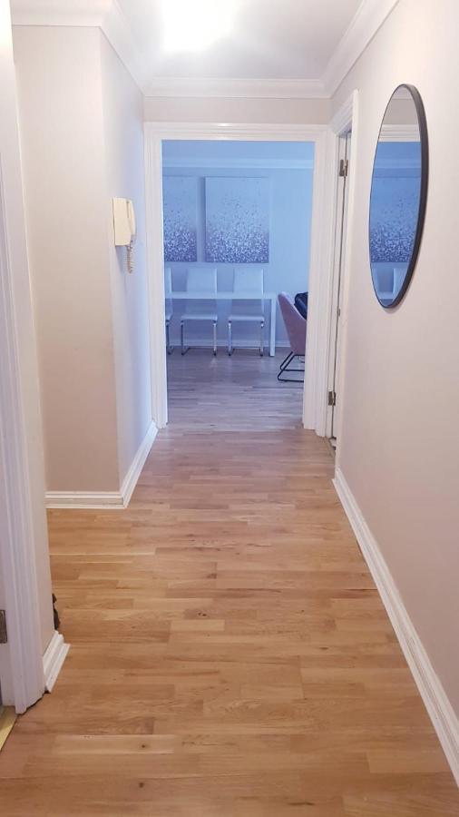 Lovely 2 Bedroom Flat In The Heart Of Water Wimbledon * Londres