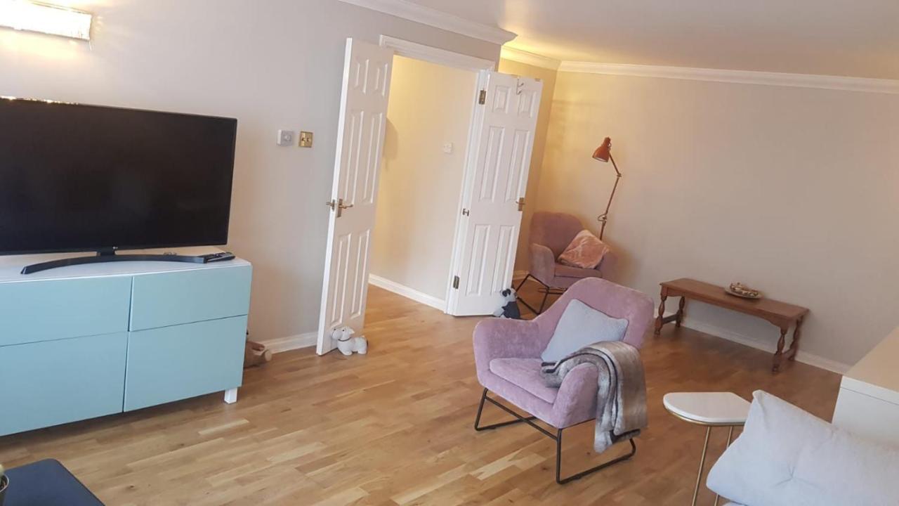 Lovely 2 Bedroom Flat In The Heart Of Water Wimbledon Appartement *