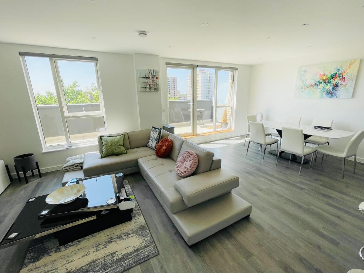 Modern Penthouse Flat With Free Indoor Parking Lejlighed London