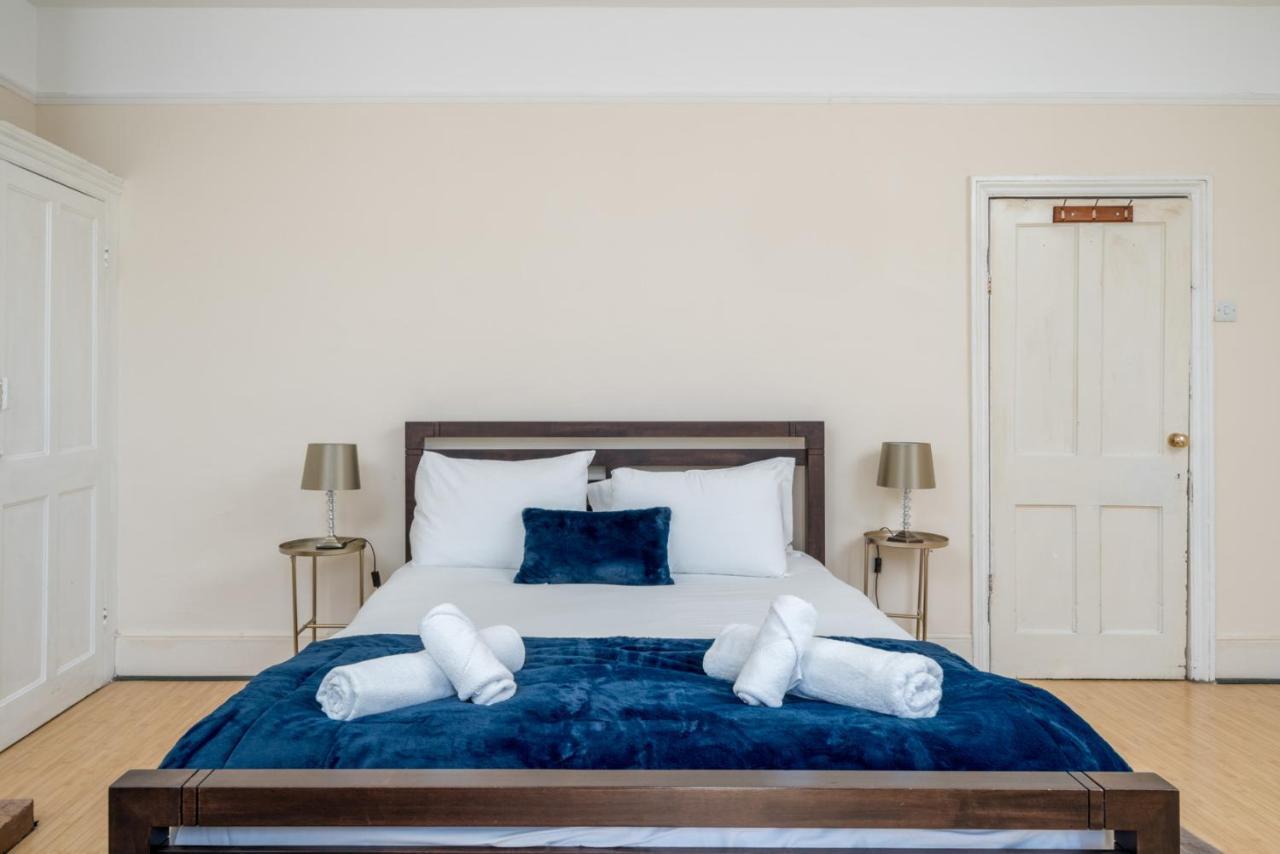 Homely 4-bedroom With 2 Baths & Free Parking Séjour chez l'habitant Londres