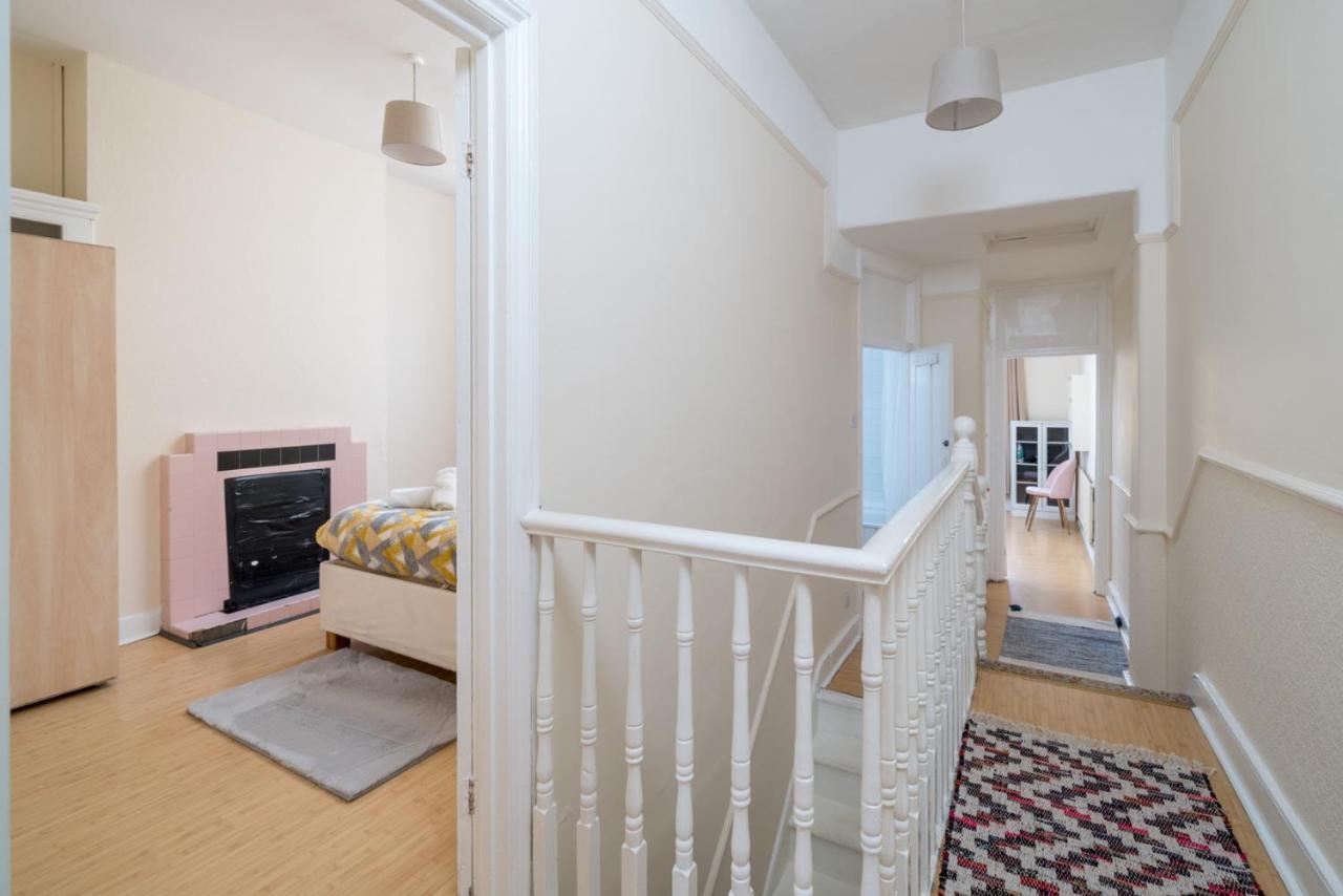 Privat overnatting Homely 4-bedroom With 2 Baths & Free Parking *