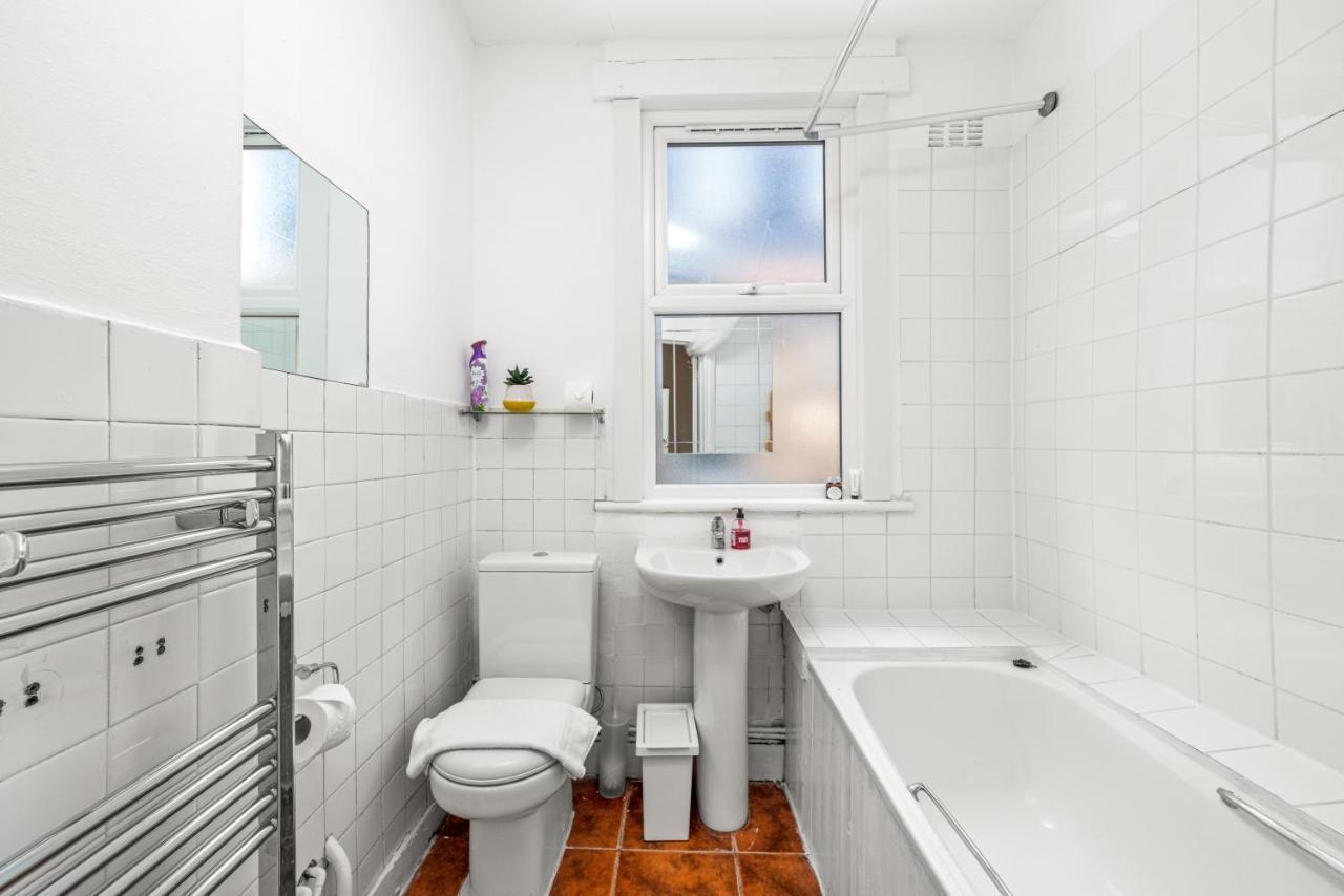 Privat overnatting Homely 4-bedroom With 2 Baths & Free Parking London