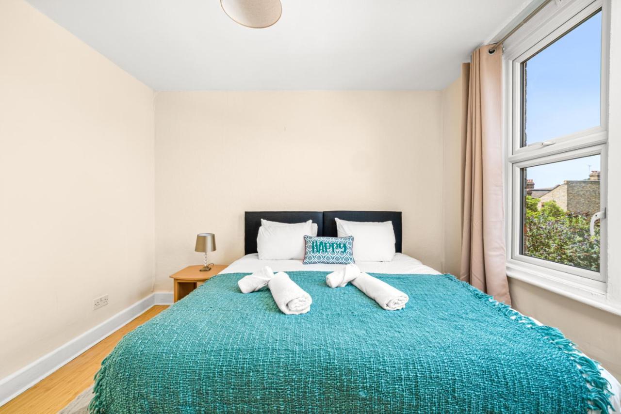 Privat overnatting Homely 4-bedroom With 2 Baths & Free Parking