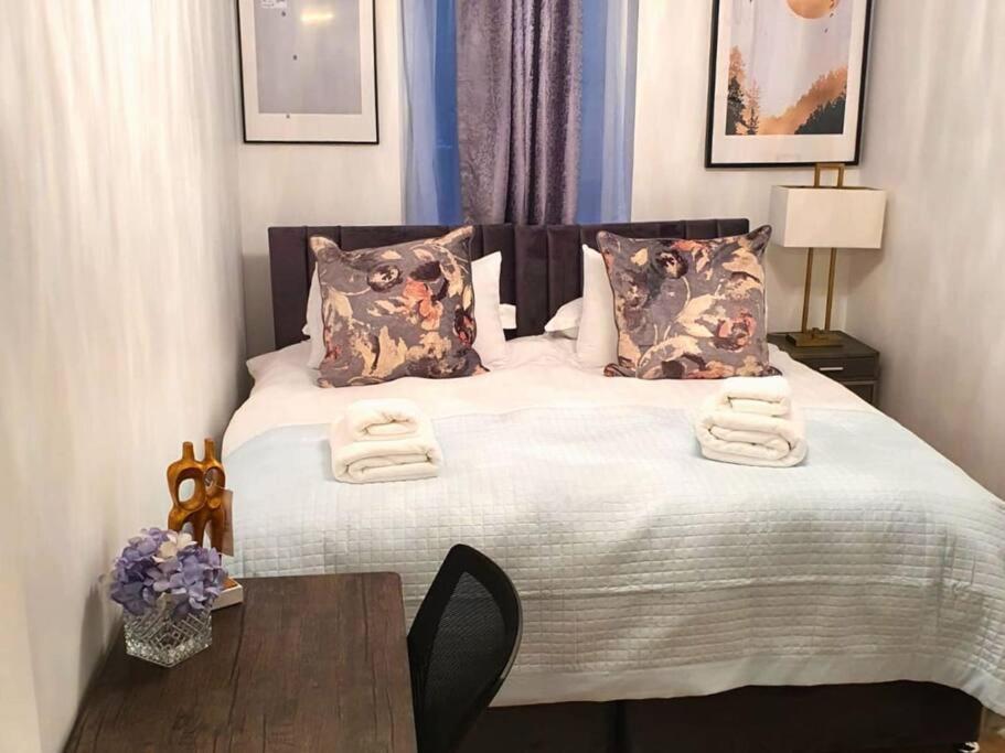 Aisiki At Tottenham Hale, 4 Bedroom & 2 Bathroom Pet-friendly Duplex Flat, King Or Twin Beds With Free Wi-fi & Parking *