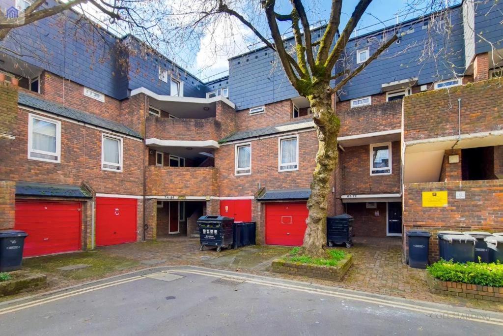 Aisiki At Tottenham Hale, 4 Bedroom & 2 Bathroom Pet-friendly Duplex Flat, King Or Twin Beds With Free Wi-fi & Parking London