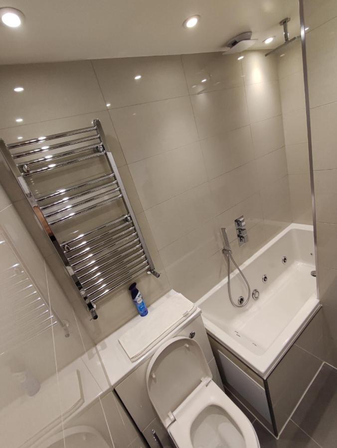 Modern 2 Bedroom Flat With Private Outdoor Terrace *