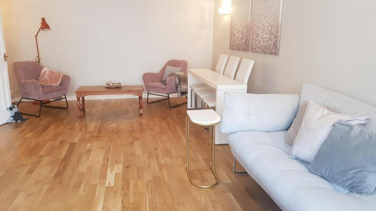 Lovely 2 Bedroom Flat In The Heart Of Water Wimbledon *