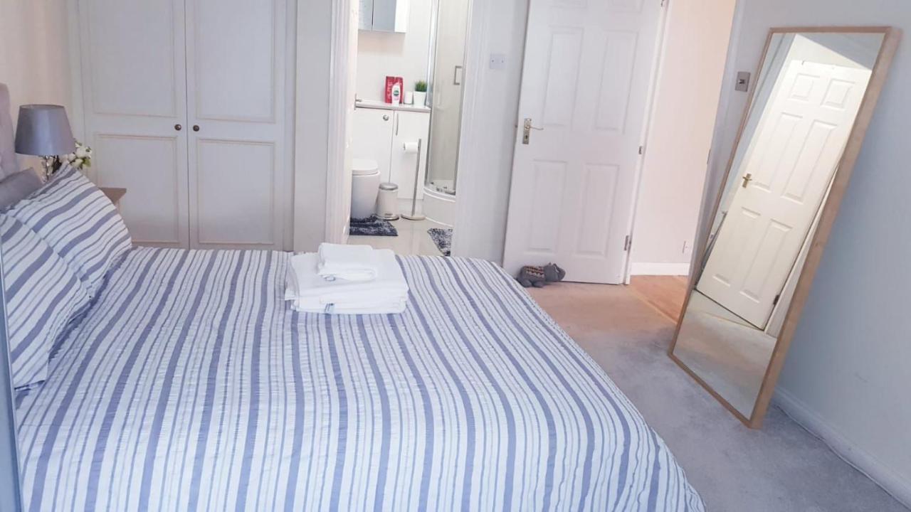 Lovely 2 Bedroom Flat In The Heart Of Water Wimbledon * Londres