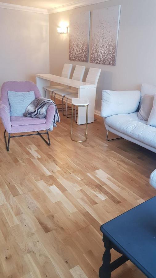 Lovely 2 Bedroom Flat In The Heart Of Water Wimbledon *