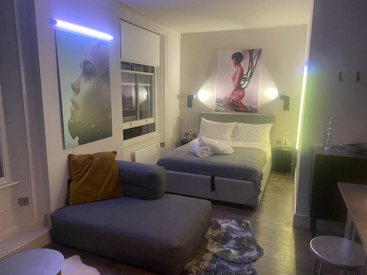 New Luxury Cyberpunk 1bed Studio Serviced Notting Hill Free Wifi & Netflix Location Perfect For Solo & Coupled Guests