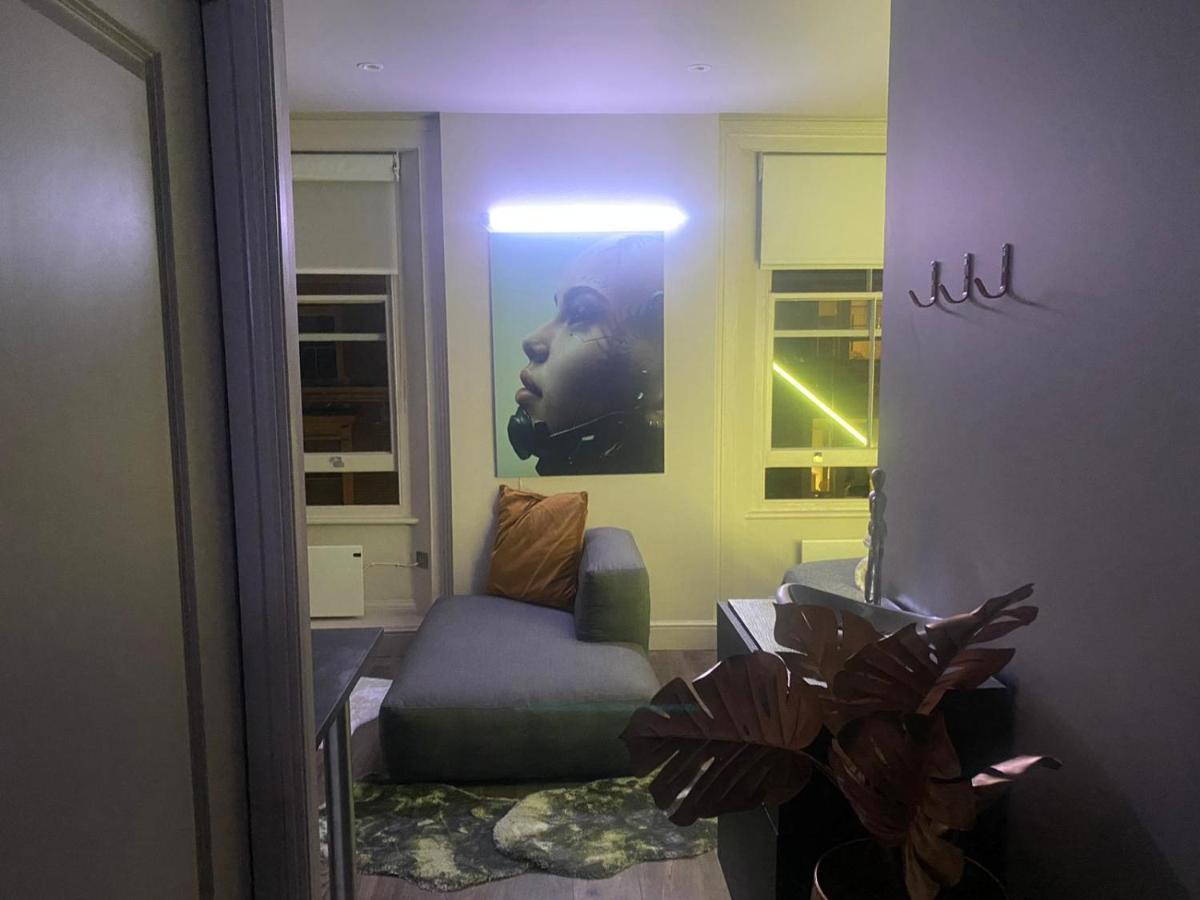 New Luxury Cyberpunk 1bed Studio Serviced Notting Hill Free Wifi & Netflix Location Perfect For Solo & Coupled Guests Apartment