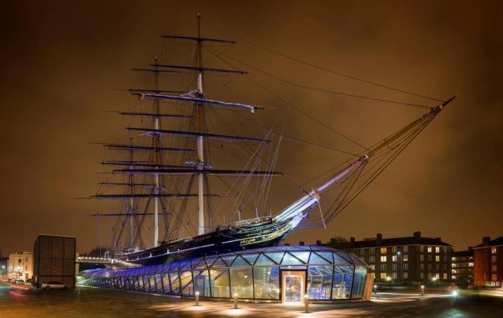 Black Pearl And Captain Sparrow * London
