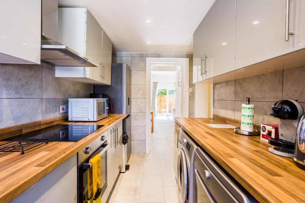 4 Bedroom House With Garden, Parking & 3 Mins Walking Distance From Train Station Ferienhaus