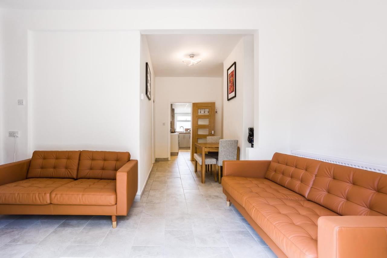 Ferienhaus 4 Bedroom House With Garden, Parking & 3 Mins Walking Distance From Train Station