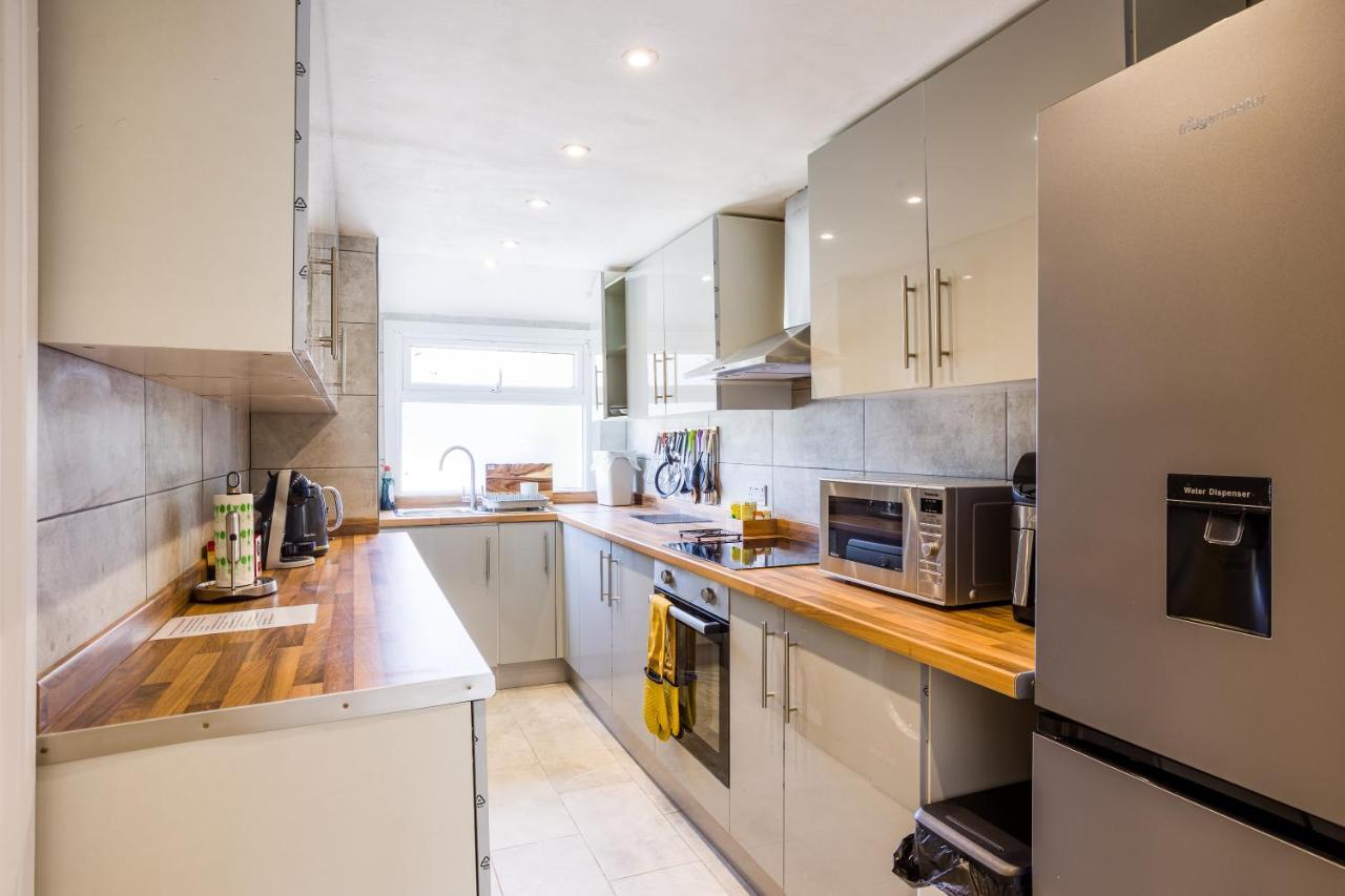 Hébergement de vacances 4 Bedroom House With Garden, Parking & 3 Mins Walking Distance From Train Station *