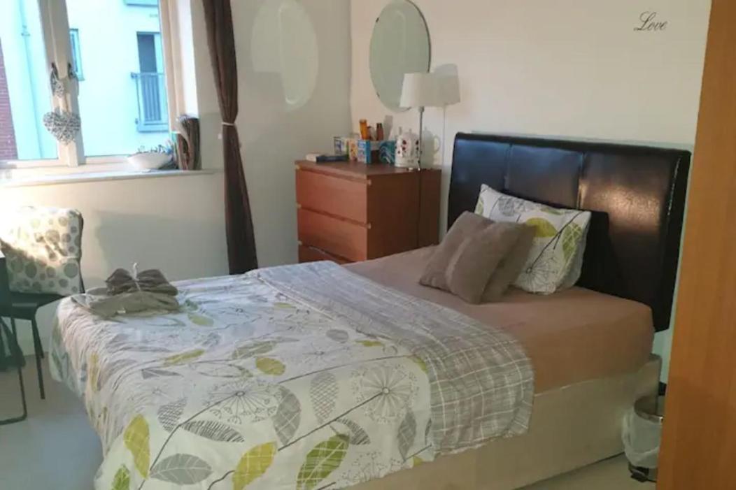 Homestay Modern Lovely Bedroom Close To Stations In East London, Zone 2 London