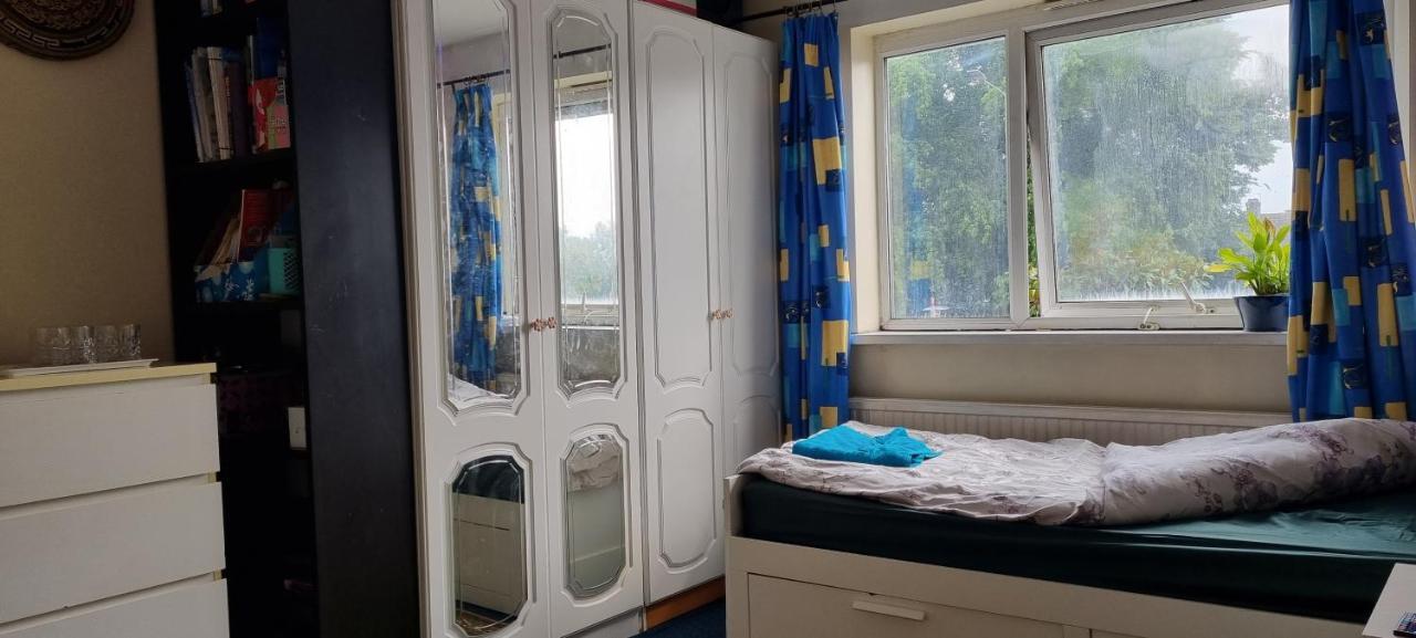 Private In Shares Flat Near Heathrow Airport Lejlighed