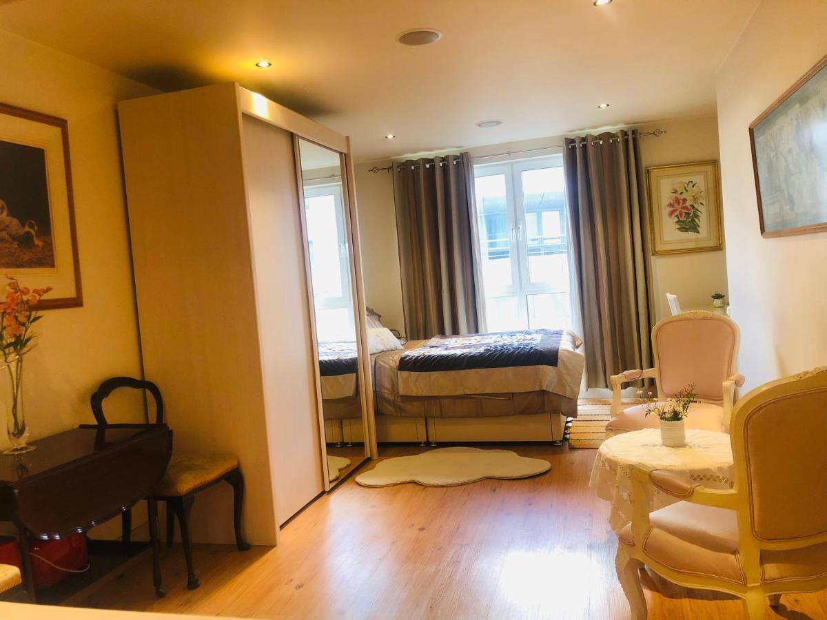 Studio Flat In Imperial Wharf-chelsea Harbour Appartamento Londra