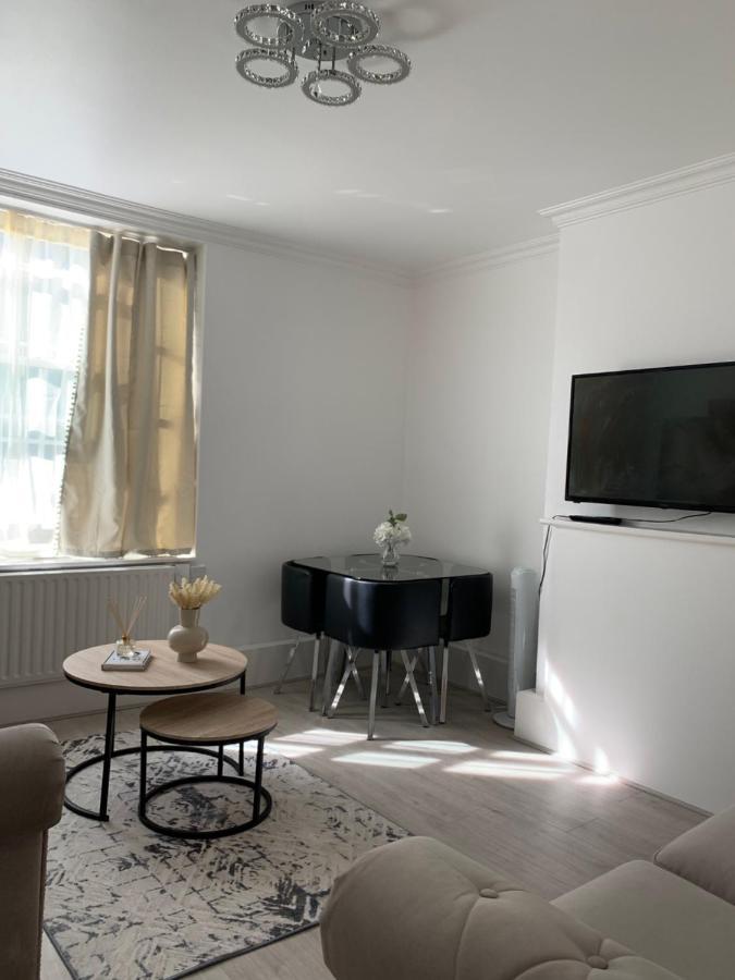 Apartment New Look Flat In Waterloo