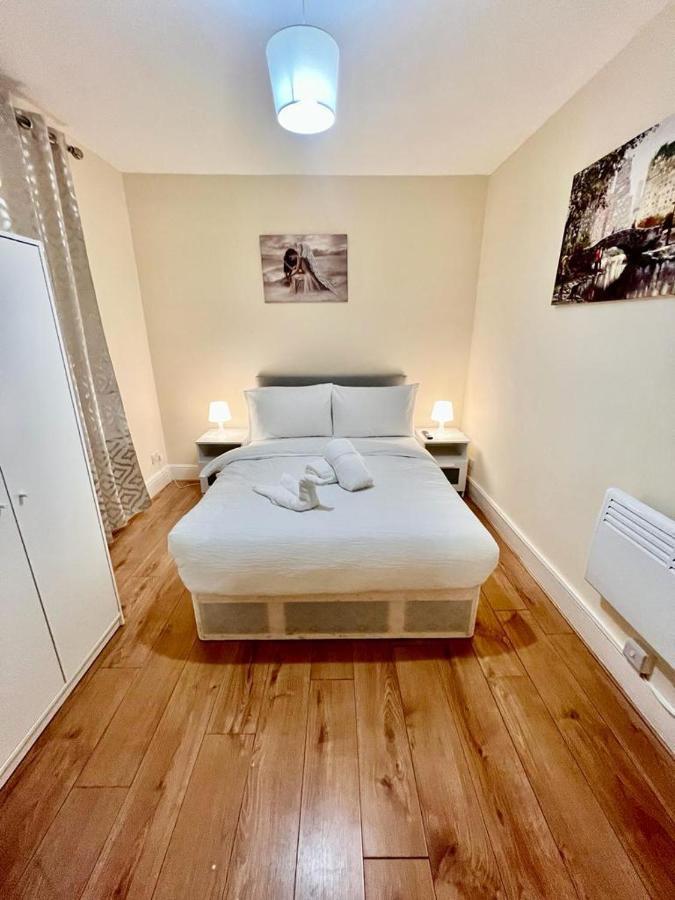 Studio Flat In Colliers Wood Apartment London