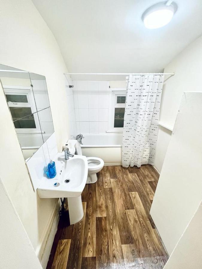 Studio Flat In Colliers Wood