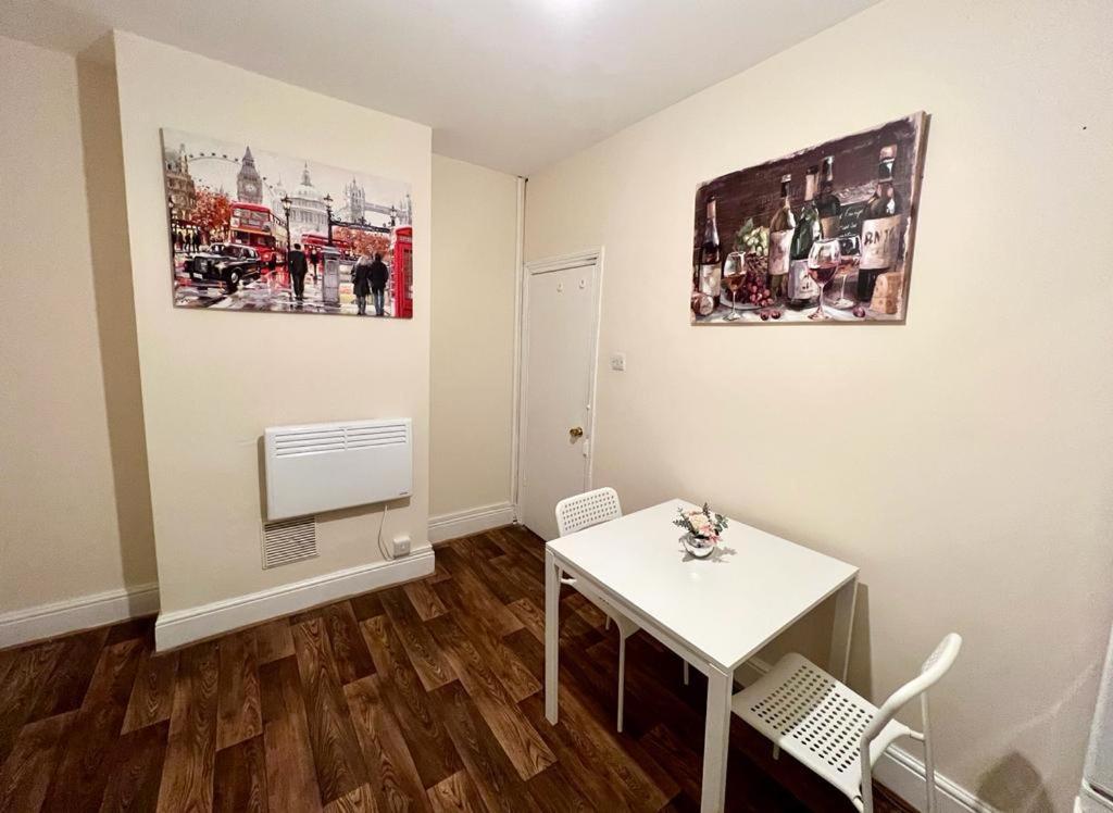 Studio Flat In Colliers Wood Leilighet London
