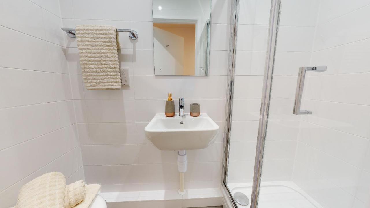 Appartement For Students Only Private Bedrooms With Shared Kitchen At Great Court In Londen