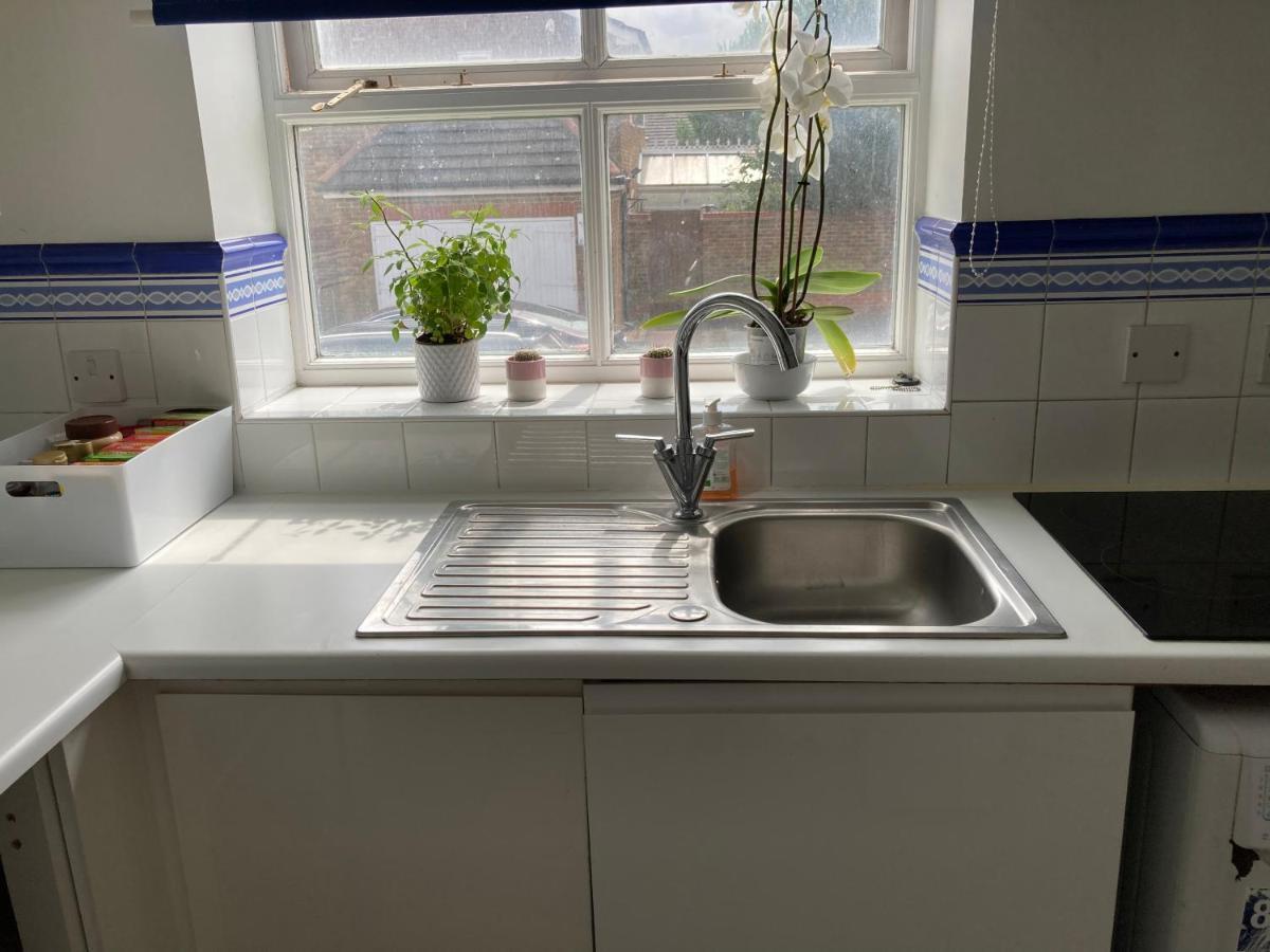 Comfortable With Private Balcony And Shared House * London