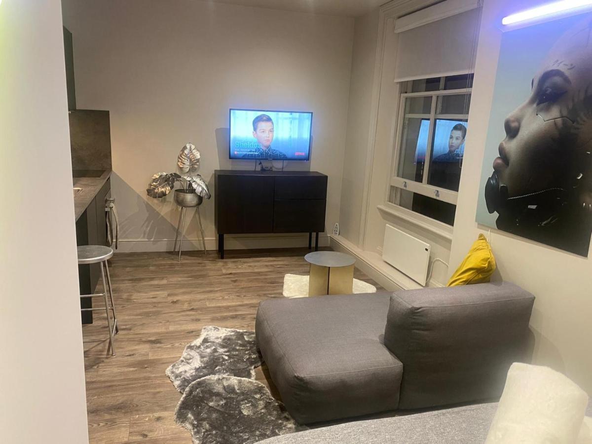 Apartment New Luxury Cyberpunk 1bed Studio Serviced Notting Hill Free Wifi & Netflix Location Perfect For Solo & Coupled Guests *