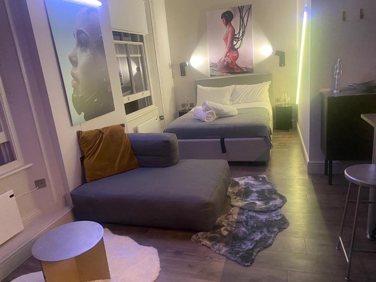 New Luxury Cyberpunk 1bed Studio Serviced Notting Hill Free Wifi & Netflix Location Perfect For Solo & Coupled Guests London