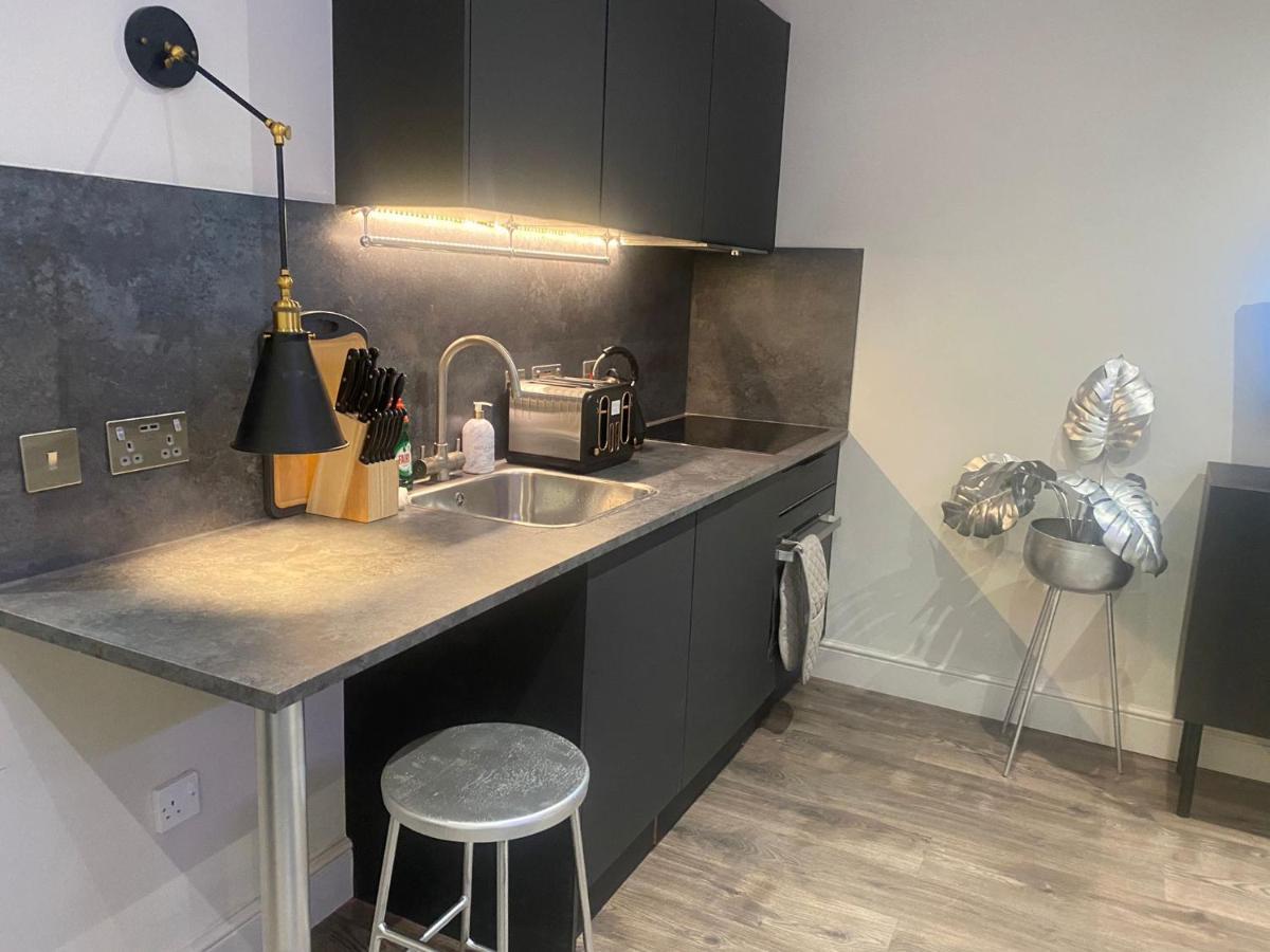 New Luxury Cyberpunk 1bed Studio Serviced Notting Hill Free Wifi & Netflix Location Perfect For Solo & Coupled Guests Apartment *