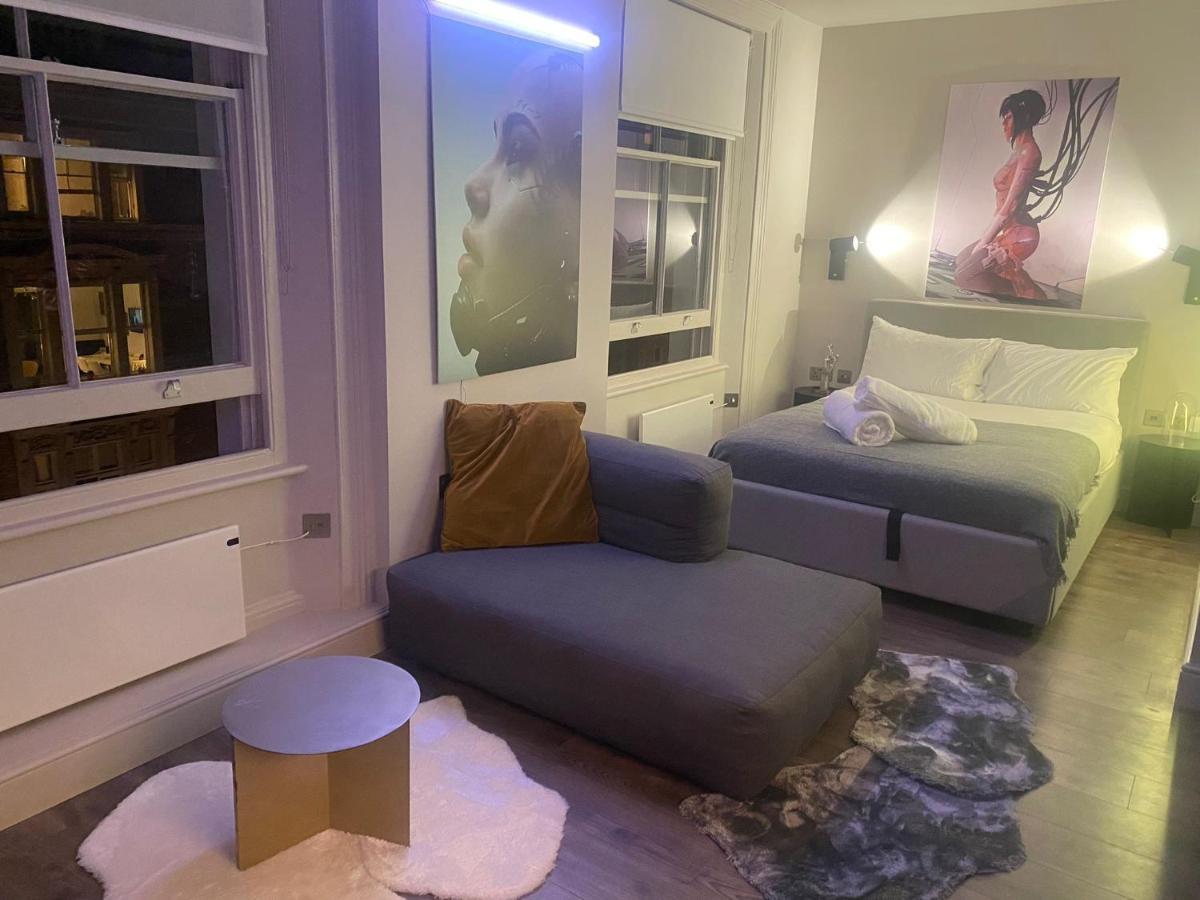 New Luxury Cyberpunk 1bed Studio Serviced Notting Hill Free Wifi & Netflix Location Perfect For Solo & Coupled Guests London