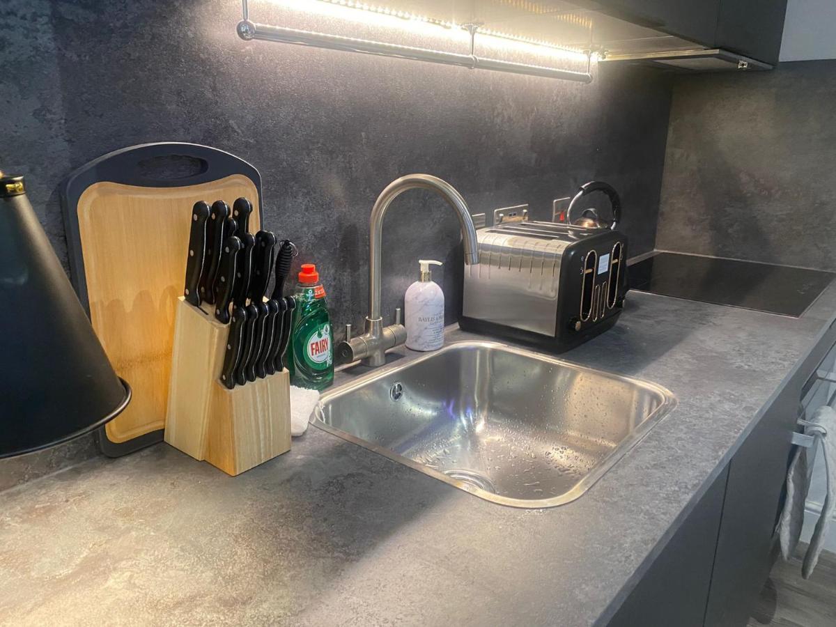 New Luxury Cyberpunk 1bed Studio Serviced Notting Hill Free Wifi & Netflix Location Perfect For Solo & Coupled Guests London