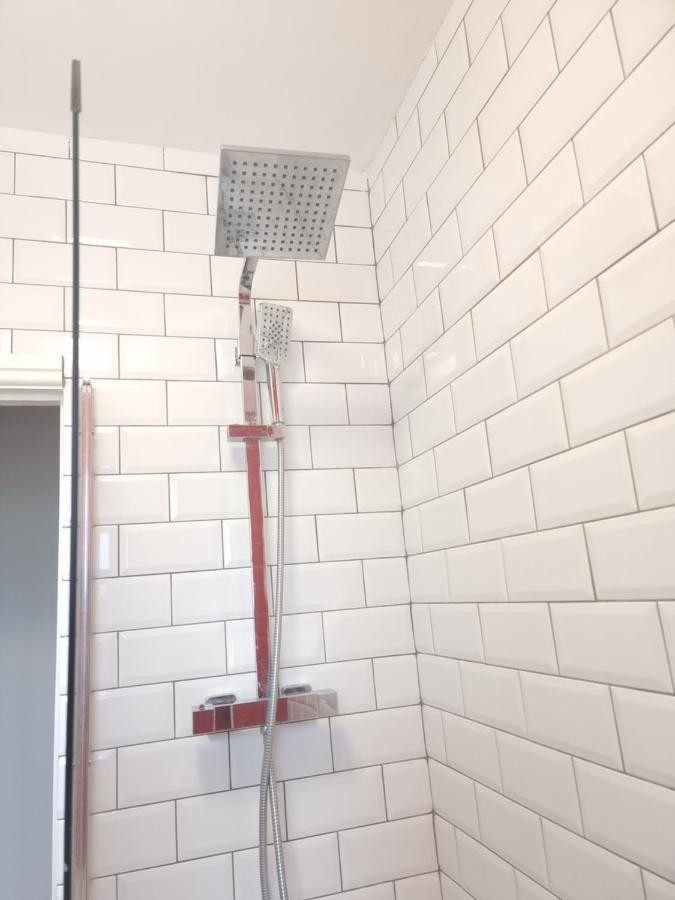 Beautiful 2 Bedroom Flat In Frampton Street Londra