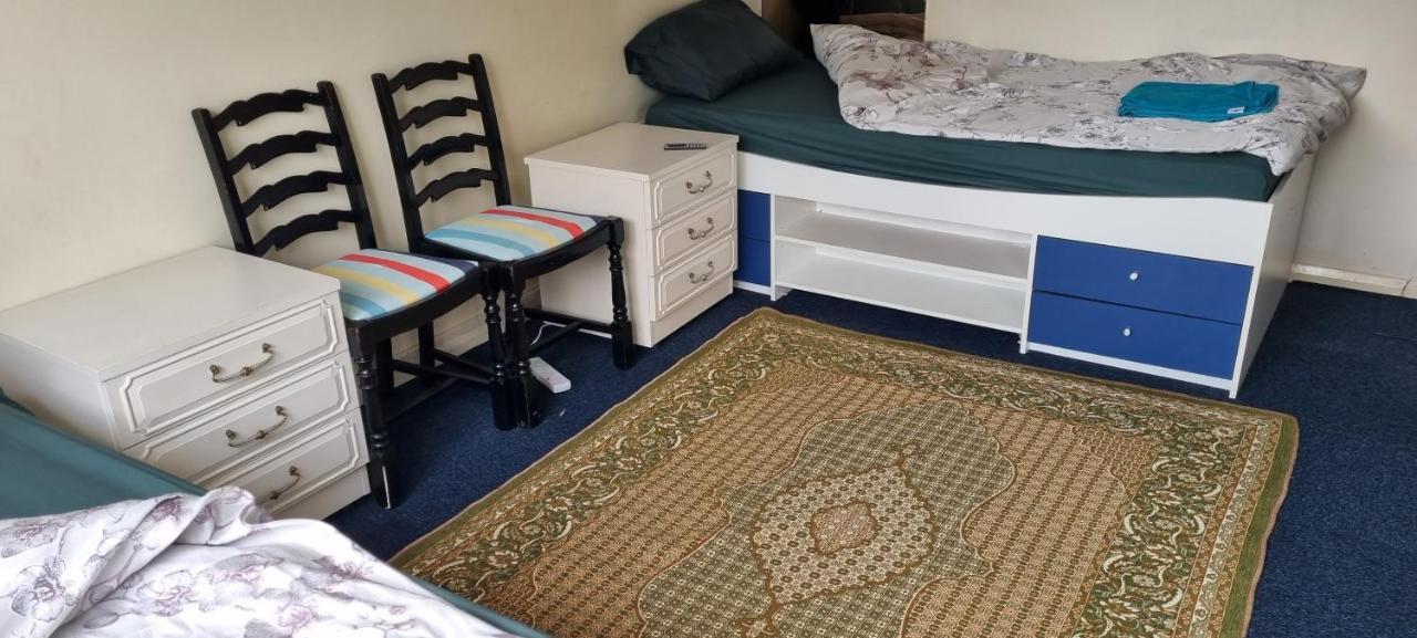 Private In Shares Flat Near Heathrow Airport Lejlighed London