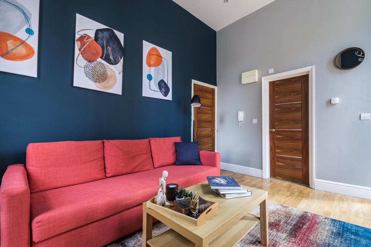 Sunny Corner In Center Of Apartment *