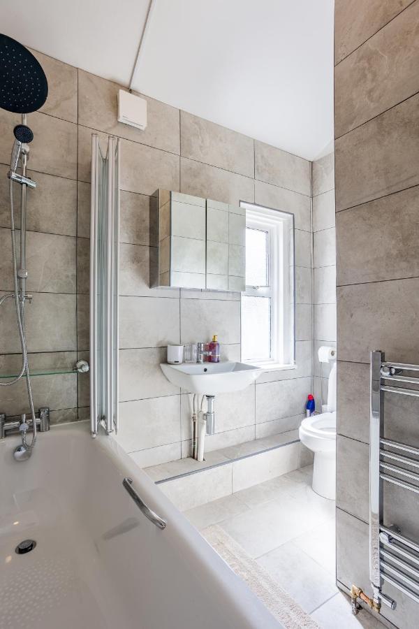 Ferienhaus 4 Bedroom House With Garden, Parking & 3 Mins Walking Distance From Train Station *