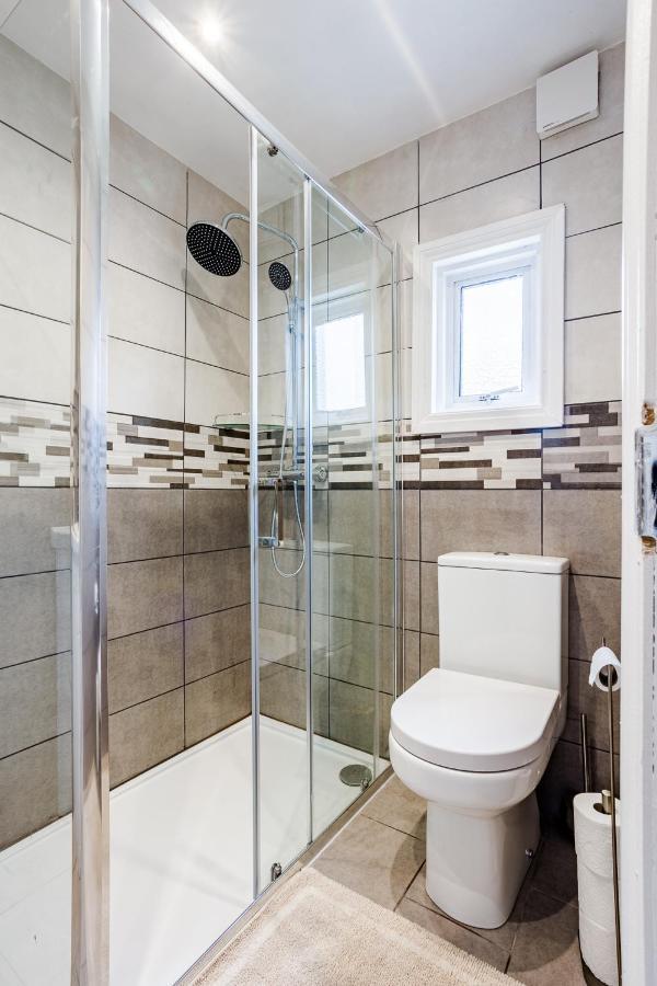 Hébergement de vacances 4 Bedroom House With Garden, Parking & 3 Mins Walking Distance From Train Station