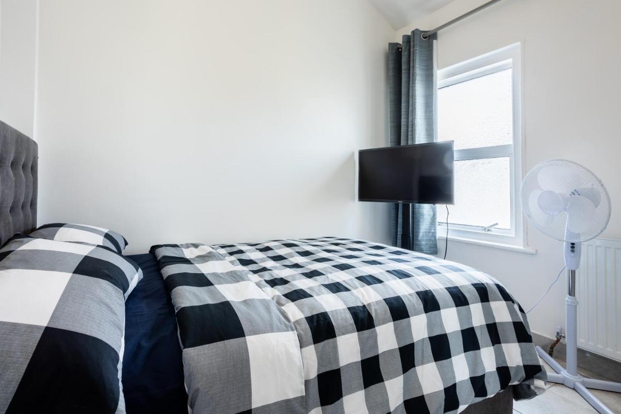 4 Bedroom House With Garden, Parking & 3 Mins Walking Distance From Train Station * Londres
