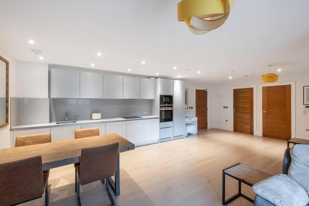 Stylish 2 Bed 2 Bath In Highgate & Free Parking Londra