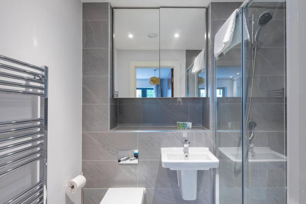 Stylish 2 Bed 2 Bath In Highgate & Free Parking Appartamento Londra