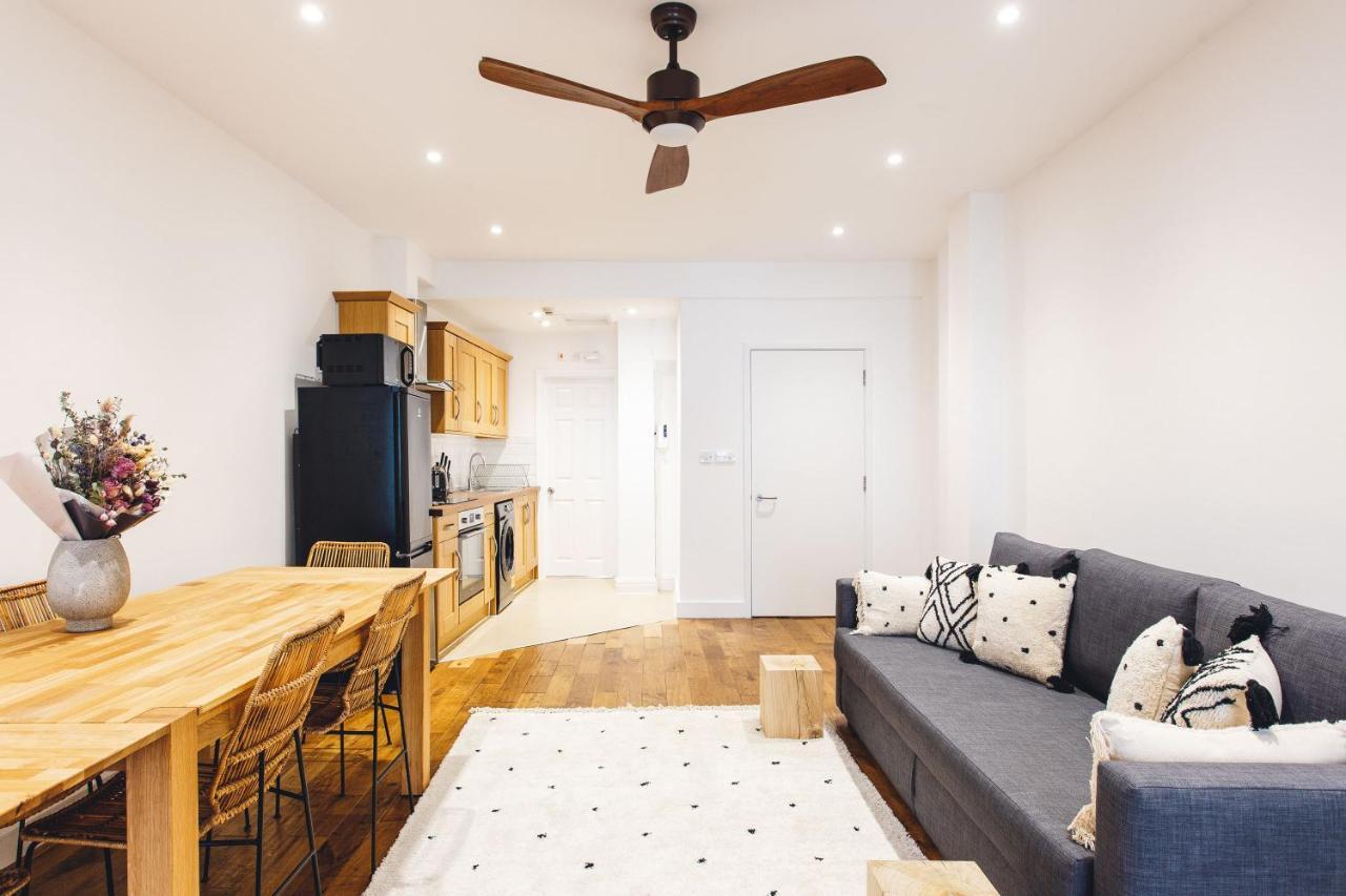2 Bedroom Right On Trafalgar Square Apartment *