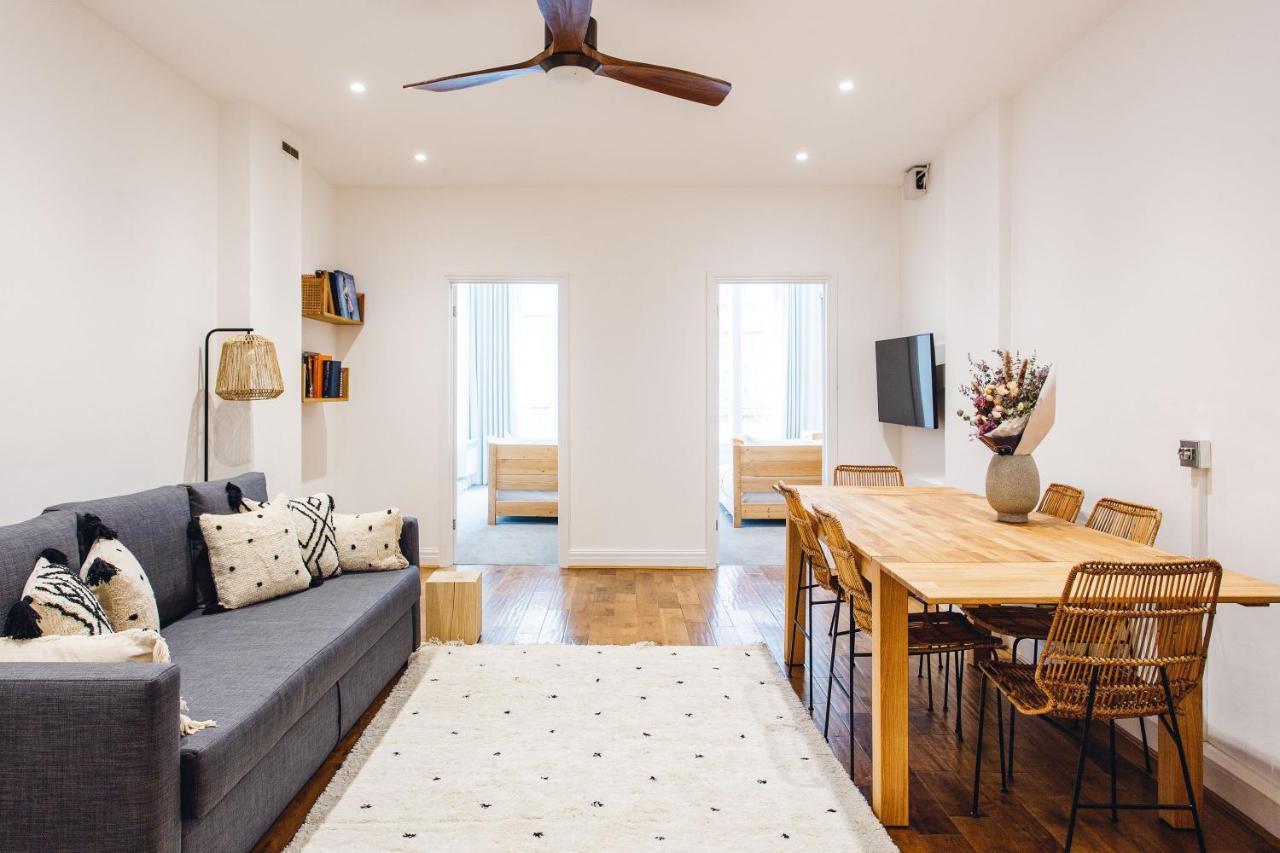 2 Bedroom Right On Trafalgar Square Apartment *